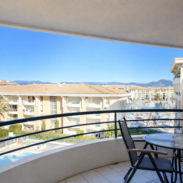 HB Liberté aan Zee - Holiday Rental Apartment in Port Fréjus with harbor and swimming pool view