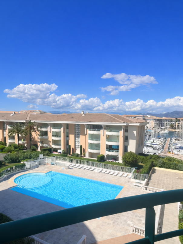 HB Liberté aan Zee - Holiday Rental Apartment in Port Fréjus with harbor view